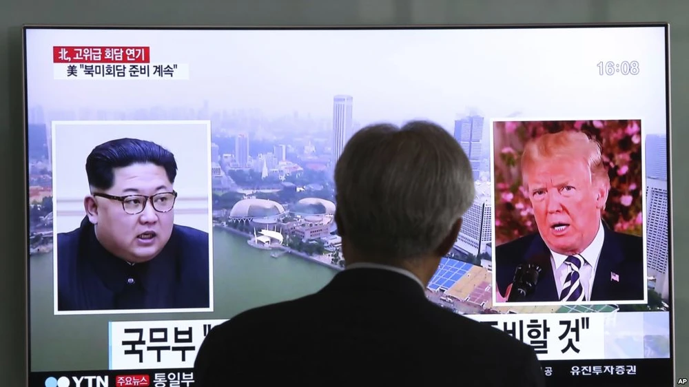 Phía Triều Tiên bác toàn bộ đề xuất giải trừ hạt nhân phía Mỹ đưa ra. Lãnh đạo Triều Tiên Kim Jong-un (trái) và Tổng thống Mỹ Donald Trump (phải) trong một bản tin trên truyền hình Hàn Quốc. Ảnh: AP