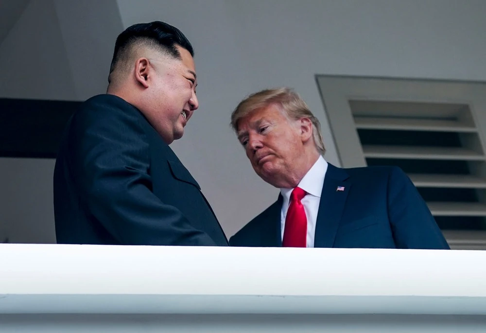 Tổng thống Mỹ Donald Trump (phải) và lãnh đạo Triều Tiên Kim Jong-un tại cuộc gặp thượng đỉnh ở Singapore ngày 12-6. Ảnh: NYT