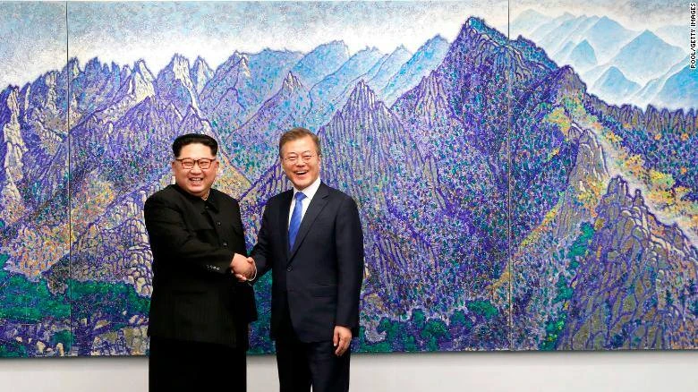 Cái bắt tay lịch sử của ông Kim và ông Moon tại Nhà Hòa Bình thuộc làng Bàn Môn Điếm ngày 27-4. Ảnh: CNN