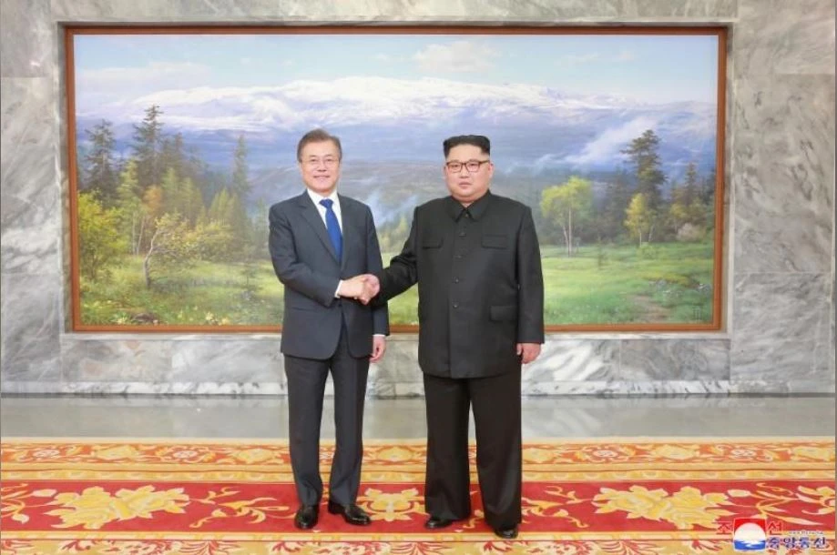 Tổng thống Hàn Quốc Moon Jae-in (trái) và lãnh đạo Triều Tiên Kim Jong-un trong cuộc gặp thứ hai tại làng Bàn Môn Điếm ngày 26-5. Ảnh: REUTERS