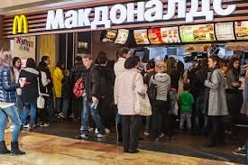Một cửa hàng McDonald's tại thủ đô Moscow (Nga). Nga có thể sẽ gây khó cho hàng loạt công ty Mỹ hoạt động tại Nga như một cách trả đũa trừng phạt. Ảnh: ALAMY