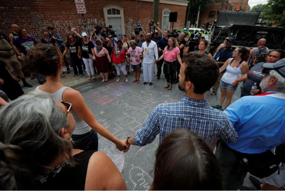 Người biểu tình phản đối phân biệt chủng tộc tập trung tại địa điểm một phụ nữ bị một người đàn ông da trắng tông xe chết một năm trước trong biểu tình bạo lực ở Charlottesville. Ảnh: REUTERS