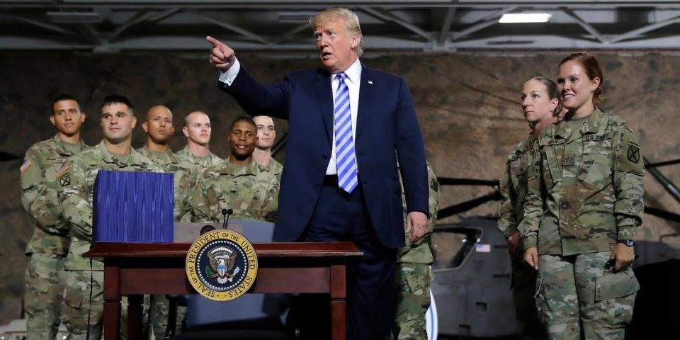 Luật Quốc phòng ông Trump ký nới tay Trung Quốc, khác ban đầu ảnh 1 Tổng thống Mỹ Donald Trump nói chuyện với các binh sĩ tại căn cứ quân sự Fort Drum, New York (Mỹ), nơi ông ký thông qua luật NDAA. Ảnh: AP