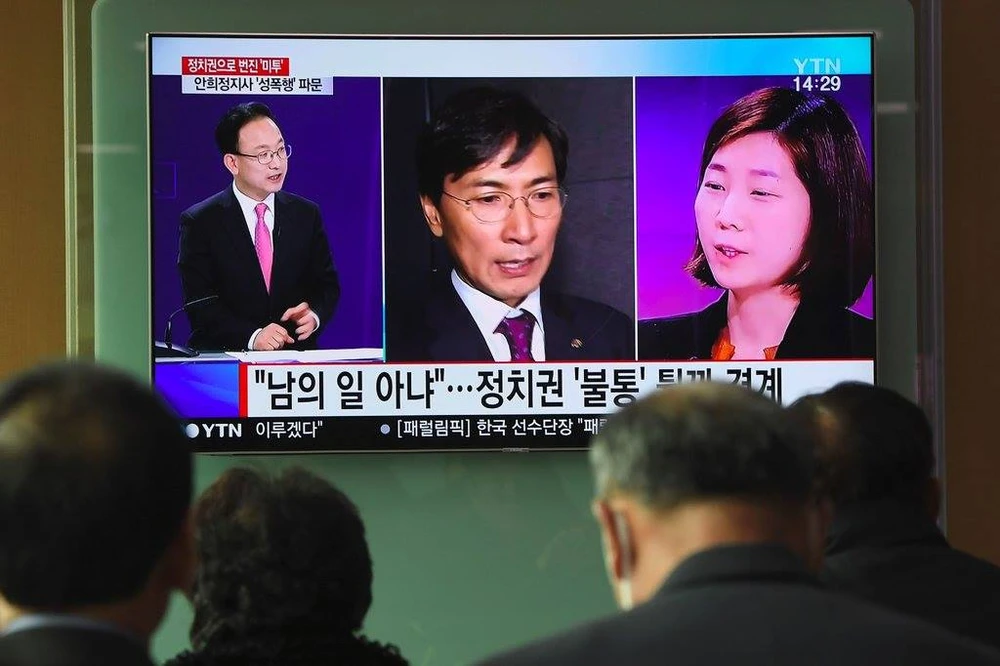 Ông Ahn Hee-jung (giữa) bị cô Kim Ji-eun (phải) tố cáo từng nhiều lần cưỡng hiếp cô. Ảnh: GETTY IMAGES