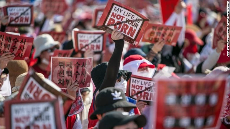 Hơn 40.000 phụ nữ Hàn Quốc xuống đường ở Seoul ngày 4-8, phản đối phân biệt giới tính và dùng camera ẩn gây tổn thương cho phụ nữ. Ảnh: CNN