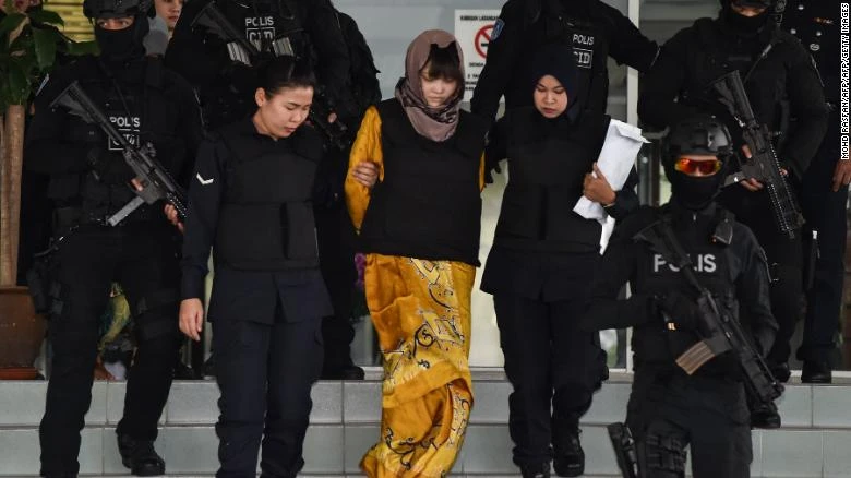 Bị cáo Đoàn Thị Hương được hộ tống đến tòa sáng nay 16-8. Ảnh: REUTERS