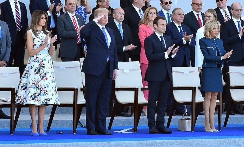 Vợ chồng Tổng thống Mỹ Donald Trump (trái) được vợ chồng Tổng thống Pháp Emmanuel Macron (phải) mời sang Pháp tham dự lễ diễu binh mừng quốc khánh Pháp 4-7-2017. Ảnh: BLOOMBERG
