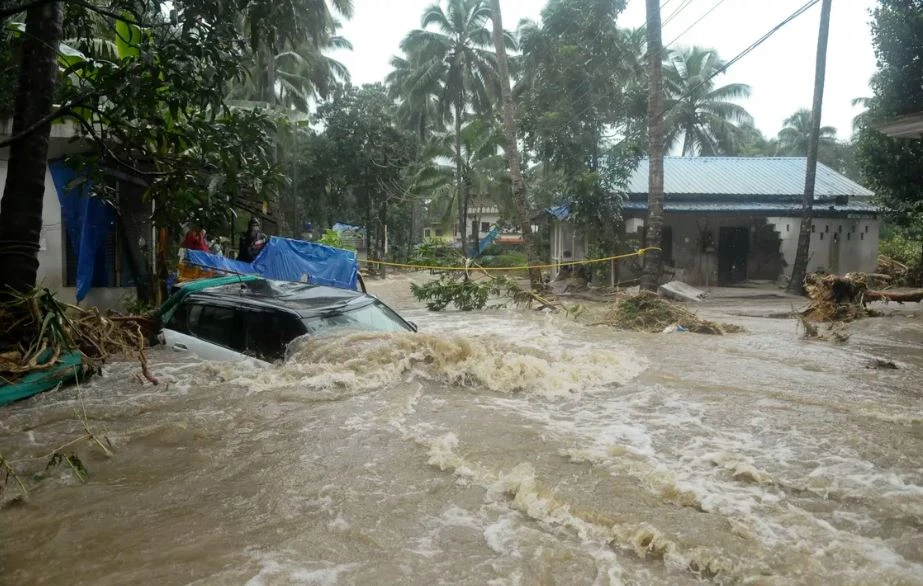 Nhà, xe chìm trong nước lụt ở bang Kerala. Ảnh: AFP