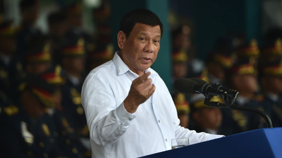 Tổng thống Philippines Rodrigo Duterte phản pháo mạnh chuyện Mỹ cảnh cáo mình không mua vũ khí Nga. Ảnh: AFP