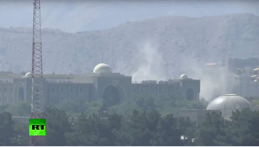 Dinh tổng thống Afghanistan và khu ngoại giao ở Kabul hứng hơn chục tên lửa. Ảnh: chụp màn hình từ RT
