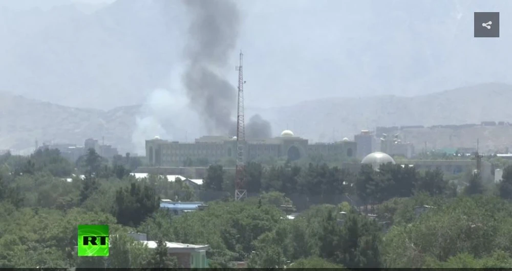 Dinh tổng thống Afghanistan và khu ngoại giao ở Kabul hứng hơn chục tên lửa. Ảnh: chụp màn hình từ RT