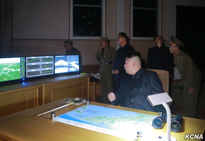 Lãnh đạo Triều Tiên Kim Jong-un quan sát vụ thử tên lửa đạn đạo liên lục địa Hwasong-14 đêm 28-7-2017. Ảnh: KCNA