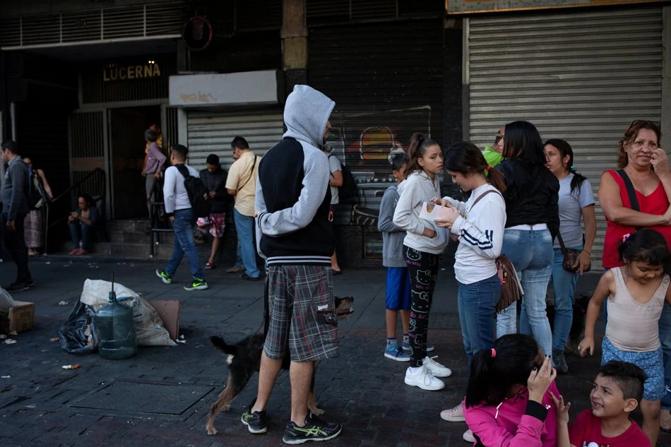 Dân thủ đô Caracas (Venezuela) chạy đổ ra đường sau động đất. Ảnh: REUTERS