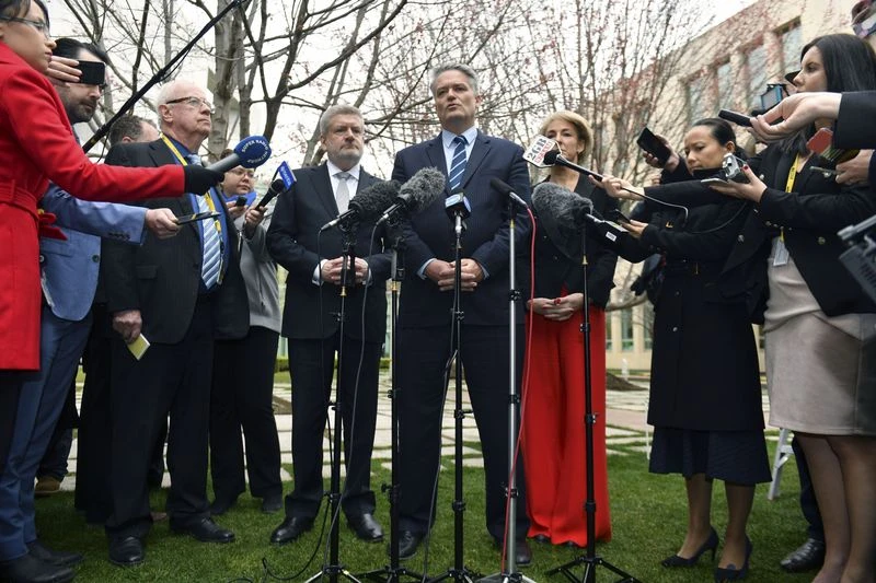 Bộ trưởng Tài chính Úc Mathias Cormann (giữa) trong cuộc họp báo tại Canberra (Úc) ngày 23-8, ủng hộ ông Peter Dutton chiến thắng. Ảnh: EPA