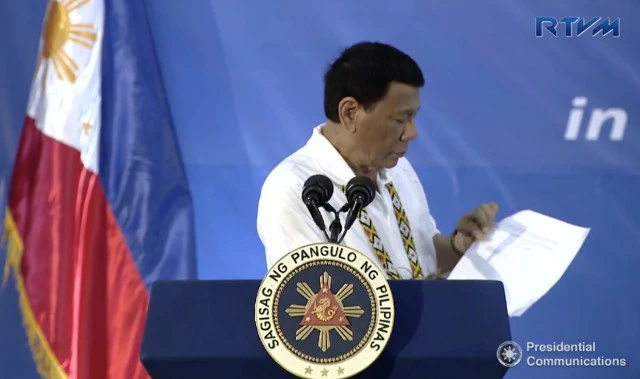 Ông Duterte đọc to bức thư của 3 bộ trưởng Mỹ gửi cho mình, tại lễ kỷ niệm thành lập Bộ Tư lệnh Đông Mindanao ở TP Davao (Philippines) ngày 23-8. Ảnh: RAPPLER