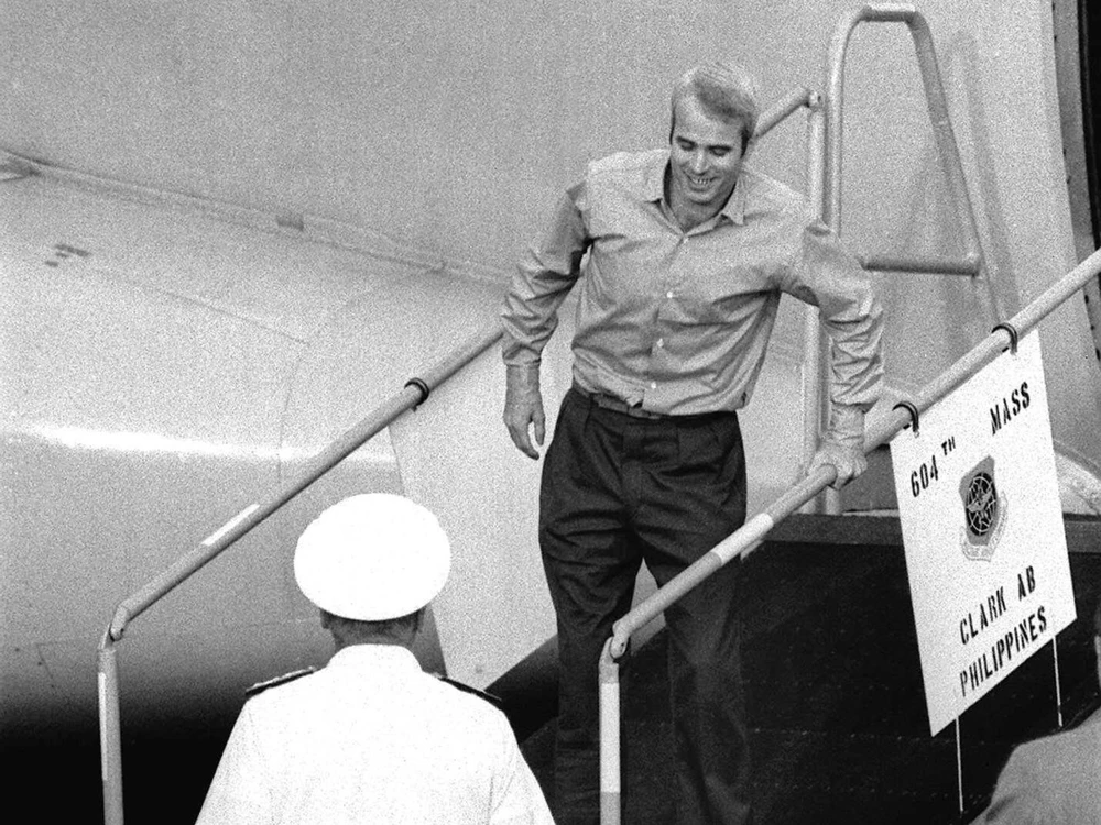 Cựu binh John McCain (trên cầu thang) trong ngày rời khỏi Việt Nam 14-3-1973. Ảnh: AP