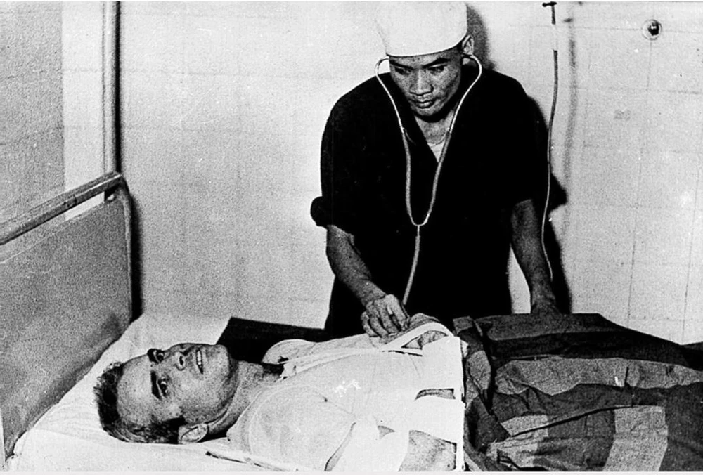 Phi công John McCain được điều trị tại Hà Nội năm 1967. Ảnh: GETTY IMAGES