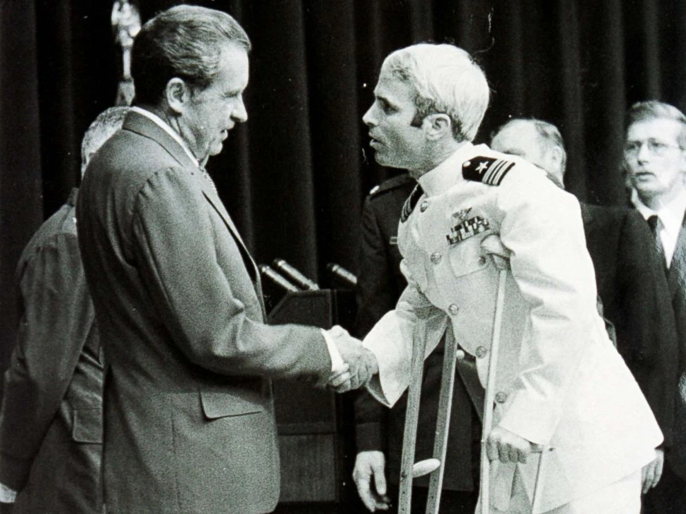 Cựu binh John McCain (chống gậy) gặp Tổng thống Mỹ Richard Nixon ngày 25-5-1973, hơn 2 tháng sau khi từ Việt Nam về Mỹ. Ảnh: GETTY IMAGES