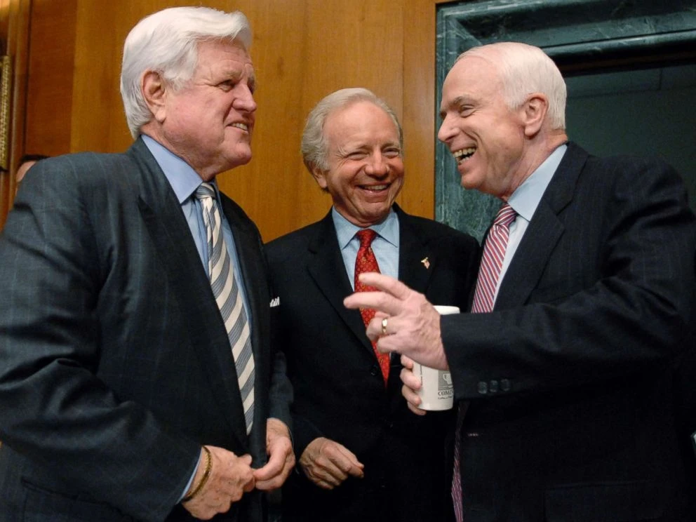 Thượng nghị sĩ John McCain (phải) và các đồng nghiệp Ted Kennedy (trái), Joe Lieberman (giữa) trước một phiên điều trần ngày 8-4-2008 về chiến tranh Iraq của Ủy ban Quân vụ Thượng viện nơi ông làm chủ tịch. Ảnh: GETTY IMAGES