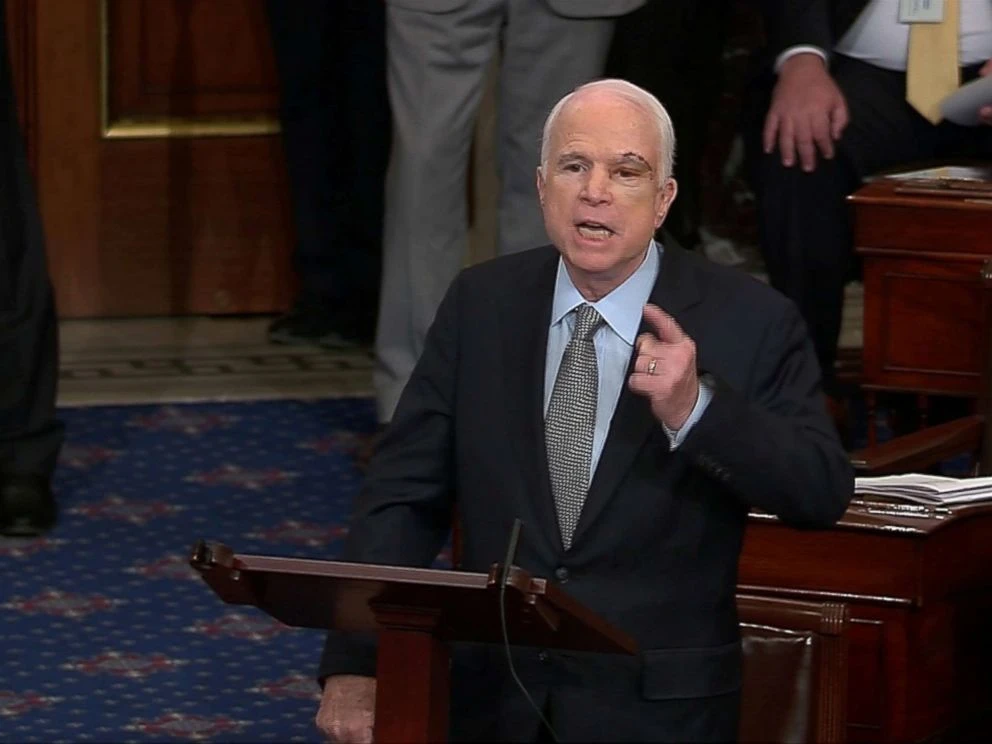 Thượng nghị sĩ John McCain trở lại Thượng viện làm việc ngày 25-7-2017, với vết mổ còn mới phía trên mắt, chỉ vài ngày sau khi biết mình bị ung thư não. Ảnh: REUTERS