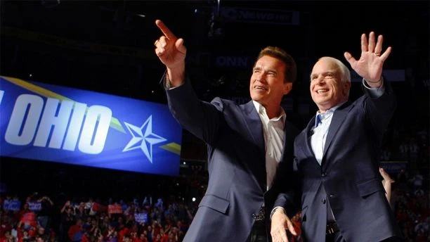 Thượng nghị sĩ John McCain (phải) và Thống đốc bang California Arnold Schwarzenegger trong một buổi vận động tranh cử ở bang Ohio (Mỹ) tháng 10-2008. Ảnh: REUTERS