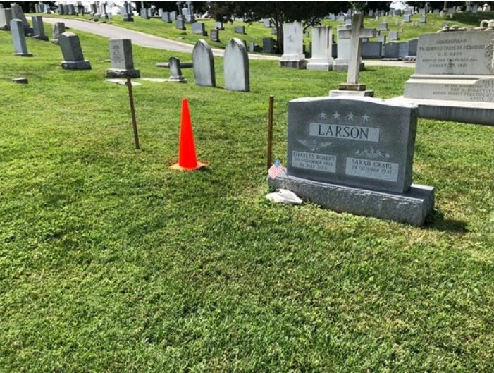 Phần đất dành sẵn làm phần mộ của Thượng nghị sĩ John McCain nằm trong Nghĩa trang Học viện Hải quân Mỹ ở TP Annapolis, bang Maryland (Mỹ). Ông sẽ được nằm cạnh người bạn cũ, người bạn cùng lớp, Đô đốc bốn sao hải quân Mỹ Chuck Larson mất năm 2014. Ảnh: USA TODAY