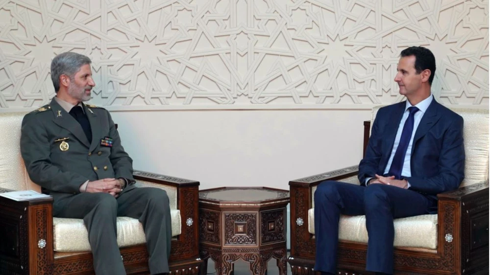 Bộ trưởng Quốc phòng Iran Amir Hatami (trái) gặp Tổng thống Syria Bashar al-Assad tại Syria ngày 26-8. Ảnh: AP