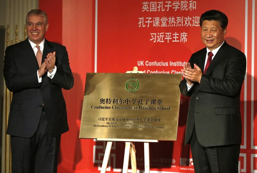 Chủ tịch nước Trung Quốc Tập Cận Bình (bên phải) trong lễ khánh thành một Viện Khổng Tử tại thủ đô London (Anh) năm 2015. Ảnh: REUTERS