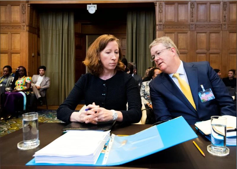 Cố vấn pháp lý Bộ Ngoại giao Mỹ Jennifer Newstead (trái) và Giáo sư luật quốc tế Donald Childress tư vấn cho Bộ Ngoại giao Mỹ, tại phiên tòa Tòa án Công lý Quốc tế ở The Hague (Hà Lan) ngày 27-8. Ảnh: REUTERS