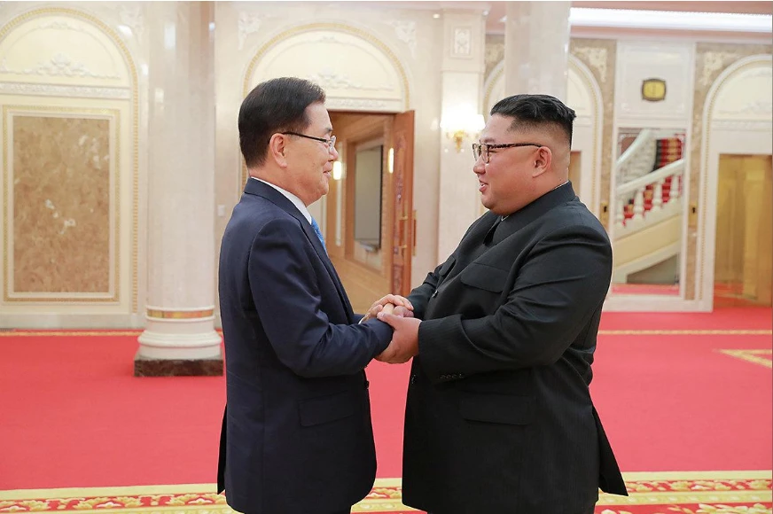 Lãnh đạo Triều Tiên Kim Jong-un (phải) tiếp Giám đốc Văn phòng An ninh Quốc gia Hàn Quốc Chung Eui-yong tại Bình Nhưỡng ngày 5-9. Ảnh: REUTERS