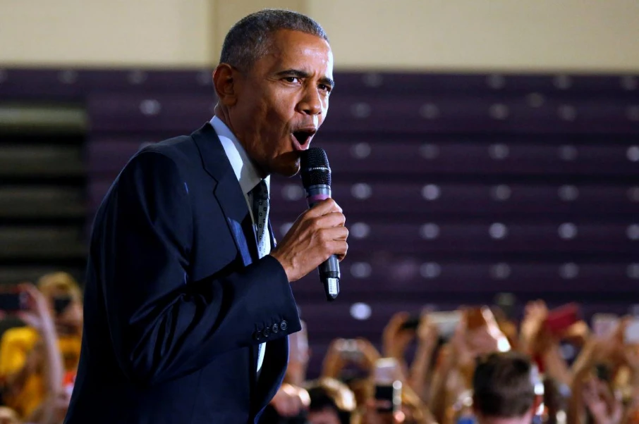Cựu Tổng thống Mỹ Barack Obama gặp người ủng hộ trong một sự kiện vận động cho ứng viên tổng thống Dân chủ Hillary Clinton ở Colombus, bang Ohio (Mỹ) ngày 1-11-2016. Ảnh: REUTERS