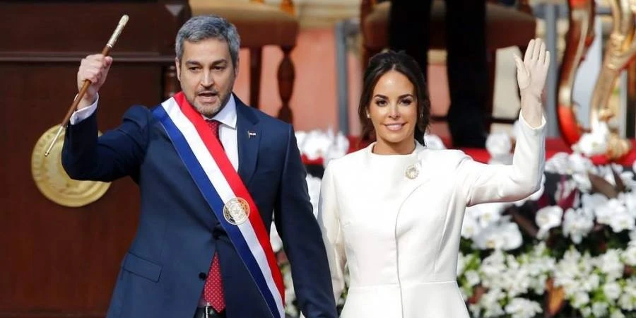 Tân Tổng thống Paraguay Mario Abdo và phu nhân chào người dân sau khi tuyên thệ nhậm chức tại cung điện Lopez, thủ đô Asuncion ngày 15-8. Ảnh: AP