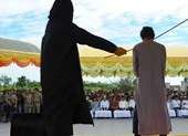Indonesia: Người đồng tính quan hệ bị phạt đánh 100 roi