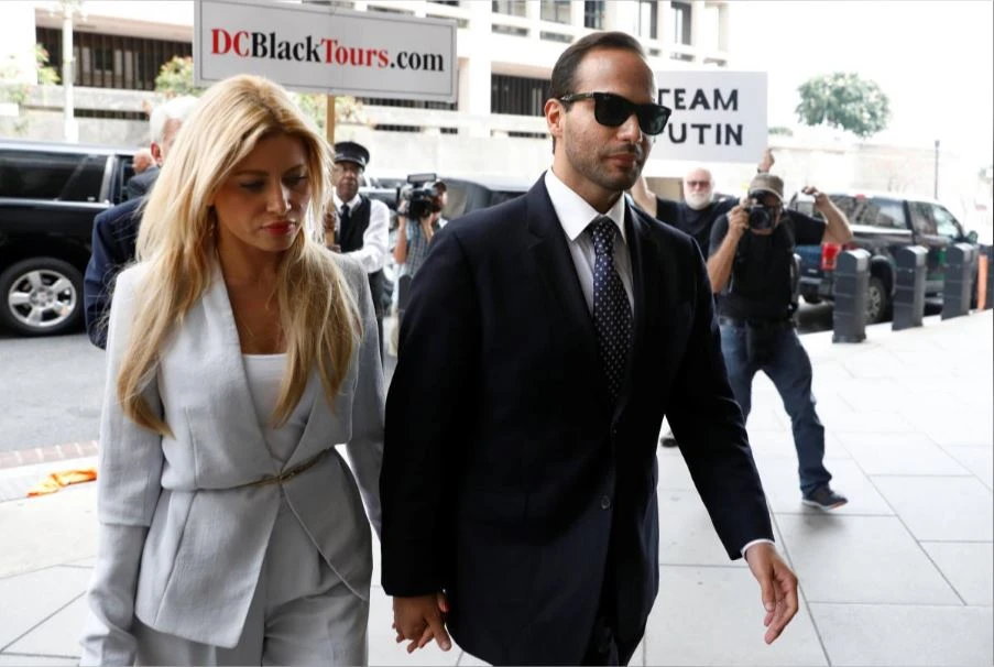 Ông George Papadopoulos, trợ tá tranh cử của ông Trump và vợ đến tòa án thủ đô Washington ngày 7-9. Ảnh: REUTERS