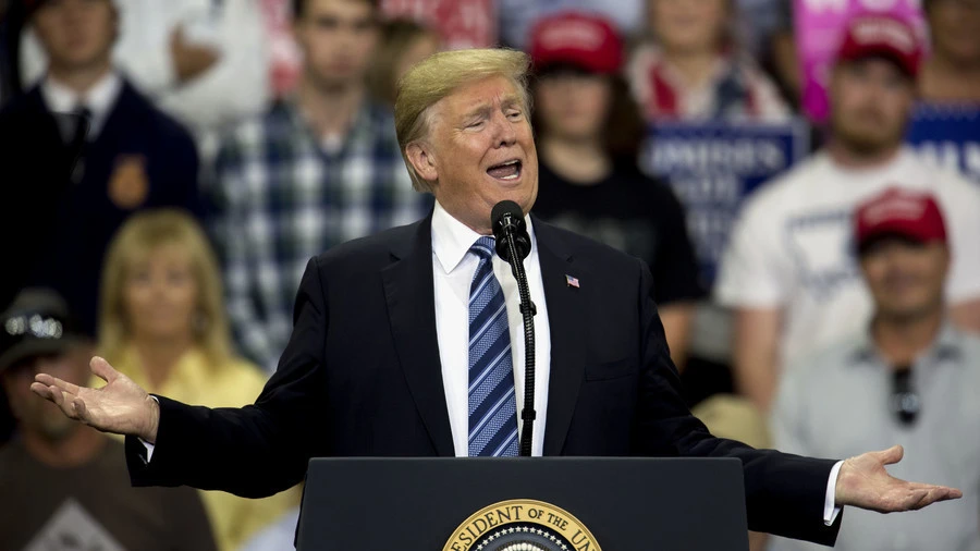 Tổng thống Mỹ Donald Trump vừa đe dọa thêm gói thuế quan đánh lên 267 tỉ đô hàng Trung Quốc. Ảnh: REUTERS