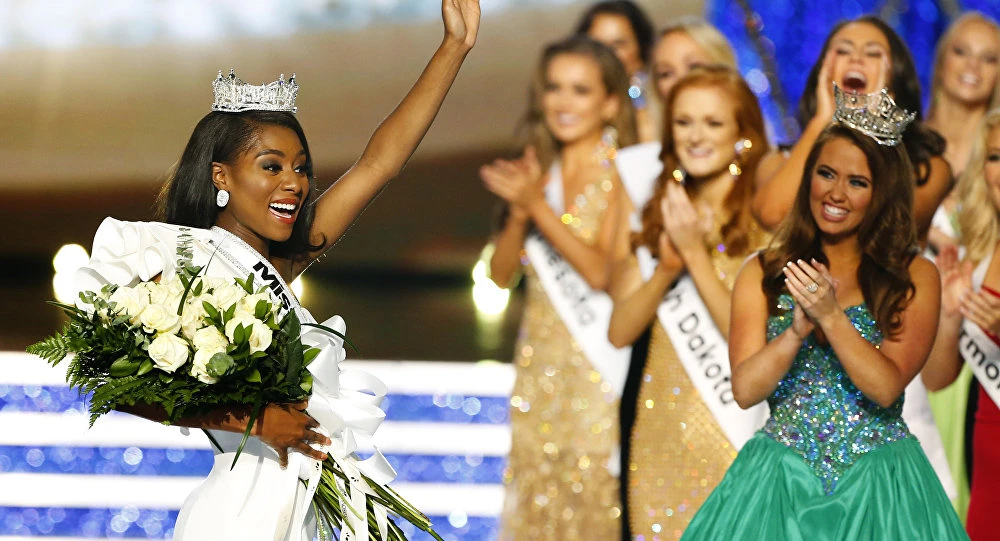 Cô Nia Franklin 25 tuổi (trái), thí sinh đến từ New York đã vượt qua 50 thí sinh khác đoạt vương miện Miss America lần thứ 92. Ảnh: AP