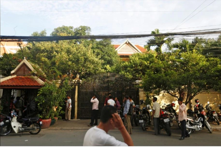 Người ủng hộ ông Kem Sokha - lãnh đạo đảng đối lập Cứu quốc ở Campuchia – tập trung trước cửa nhà ông ở Phnom Penh (Campuchia) khi nghe tin ông được thả ngày 10-9-2018. Ảnh: REUTERS