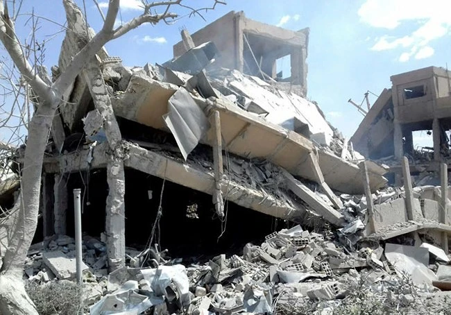 Trung tâm nghiên cứu và phát triển khoa học Barzah của Syria sau khi trúng tên lửa Mỹ-Anh-Pháp nã vào tháng 4-2018. Ảnh: REUTERS