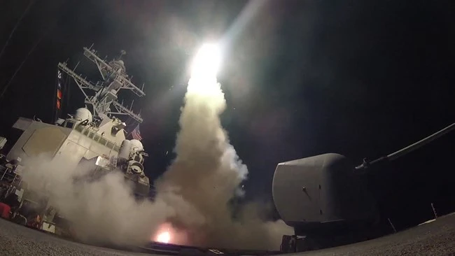 Mỹ nã tên lửa hành trình Tomahawk vào Syria ngày 7-4-2017. Ảnh: REUTERS