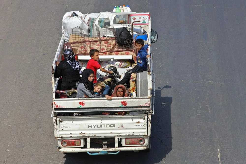 gười dân tỉnh Idlib (Syria) sơ tán về biên giới với Thổ Nhĩ Kỳ ngày 10-9. Thổ Nhĩ Kỳ nói sẽ không cho phép người dân Syria chạy nạn vào nước mình. Ảnh: AFP
