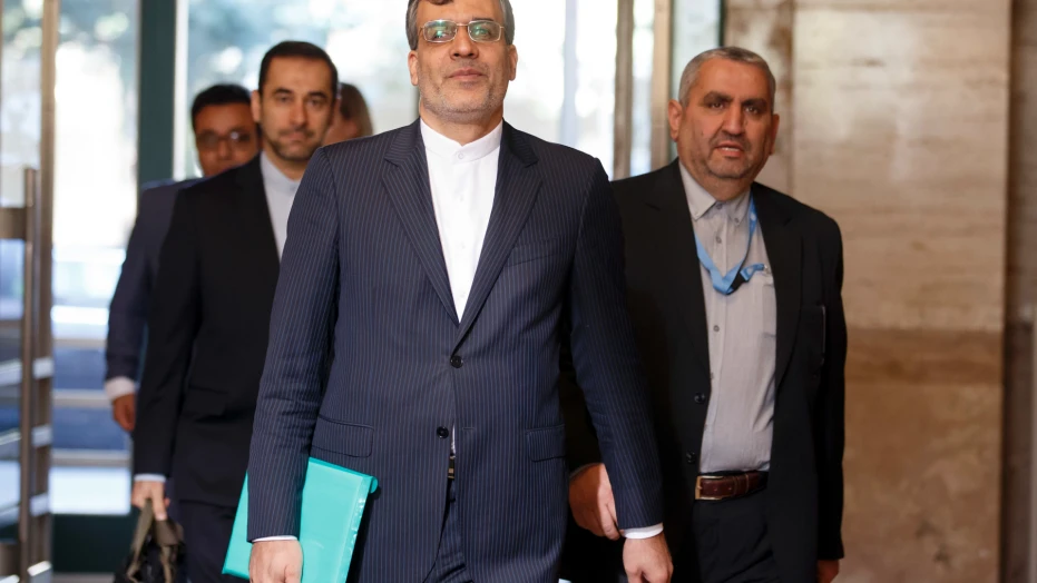 Thứ trưởng Ngoại giao Iran Hossein Jaber Ansari (giữa) trên đường đến cuộc gặp với các đại diện Nga và Thổ Nhĩ Kỳ cùng Đặc phái viên LHQ về Syria Staffan de Mistura, tại trụ sở LHQ ở Geneva (Thụy Sĩ) ngày 11-9. Ảnh: AP