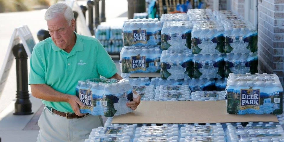 Người dân bang South Carolina mua nước để chuẩn bị đón bão Florence, ngày 10-9. Ảnh: AP