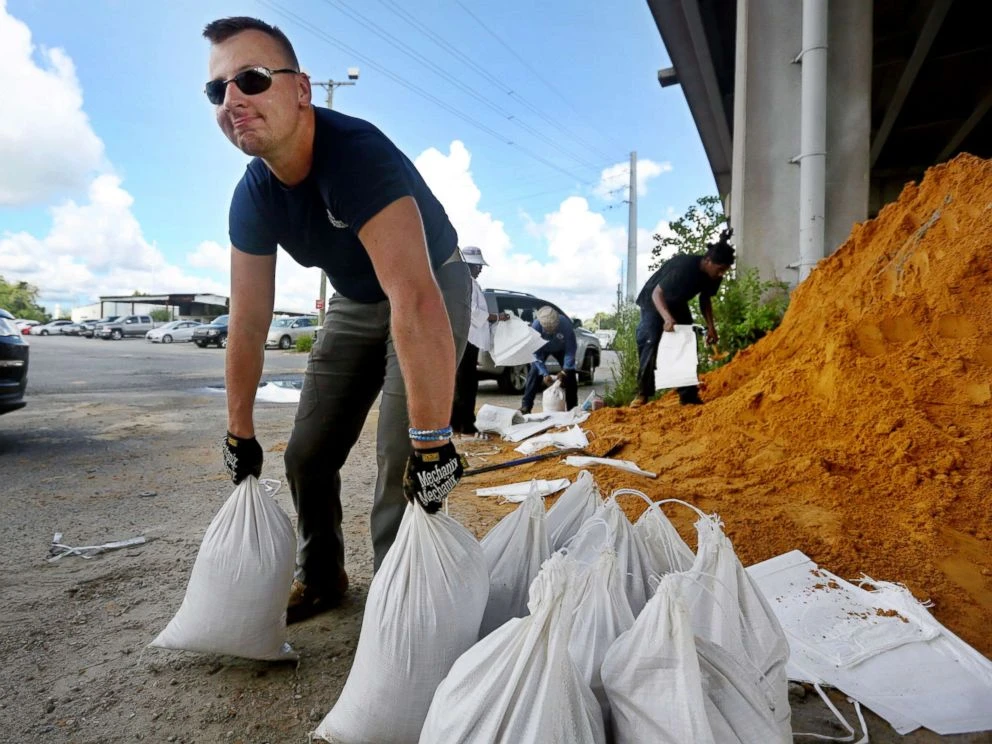Dân bang South Carolina chuẩn bị túi cát gia cố nhà cửa đón bão Florence, ngày 10-9. Ảnh: AP