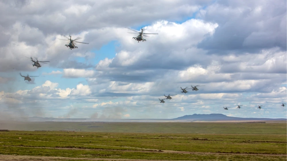 Trực thăng quân sự Nga trong cuộc tập trận Vostok 2018, trên một cánh đồng ở TP Chita, đông Siberia (Nga) ngày 11-9. Ảnh: BỘ QUỐC PHÒNG NGA
