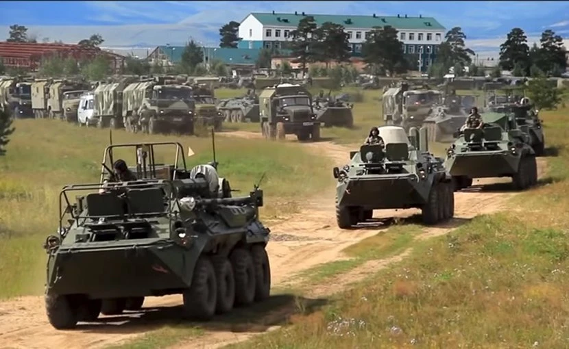 Xe quân sự Nga trong cuộc tập trận Vostok 2018 ở TP Chita, đông Siberia (Nga) ngày 11-9. Ảnh: AP