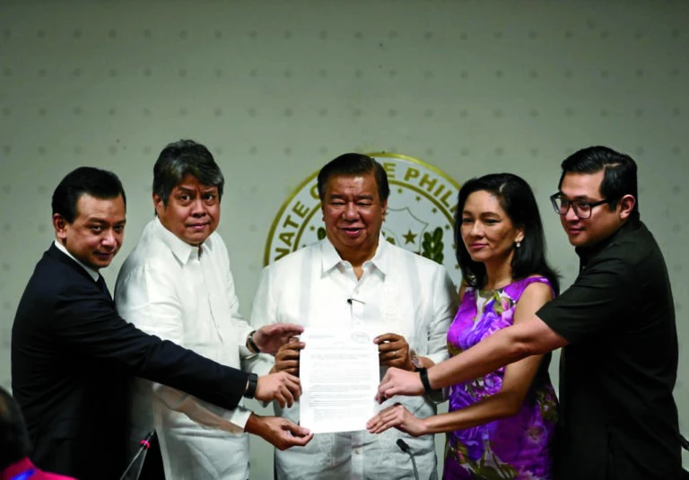 5 thượng nghị sĩ đối lập cùng kiến nghị Thượng viện xem lại việc Tổng thống Duterte thu hồi lệnh ân xá với nghị sĩ Trillanes. Ảnh: INQUIRER