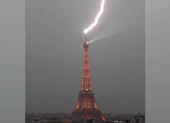 Cảnh sét đánh vào tháp Eiffel trong cơn mưa bão lớn ở Pháp