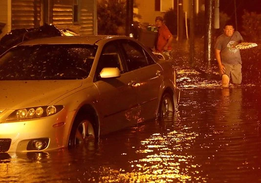 Ngập lụt ở TP New Bern, bang North Carolina (Mỹ) khuya 13-9 vì bão Florence. Ảnh: USA TODAY