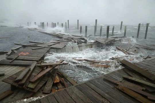 Cầu cảng bị phá hủy ở Atlantic Beach, bang North Carolina (Mỹ) ngày 13-9 do bão Florence. Ảnh: GETTY IMAGES