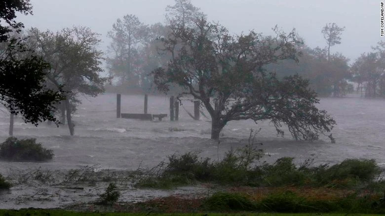 TP Swansboro, bang North Carolina (Mỹ) hứng gió mạnh và lụt lội từ bão Florence ngày 14-9. Ảnh: CNN